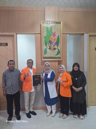 Sekolah Pascasarjana UNIBA Serahkan Polis Asuransi BUMIDA kepada Mahasiswa Magister Manajemen dan Magister Ilmu Hukum